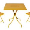 Conjunto Teresópolis amarelo (mesa e duas cadeiras amarelas) para área externa em oferta da loja Mobly